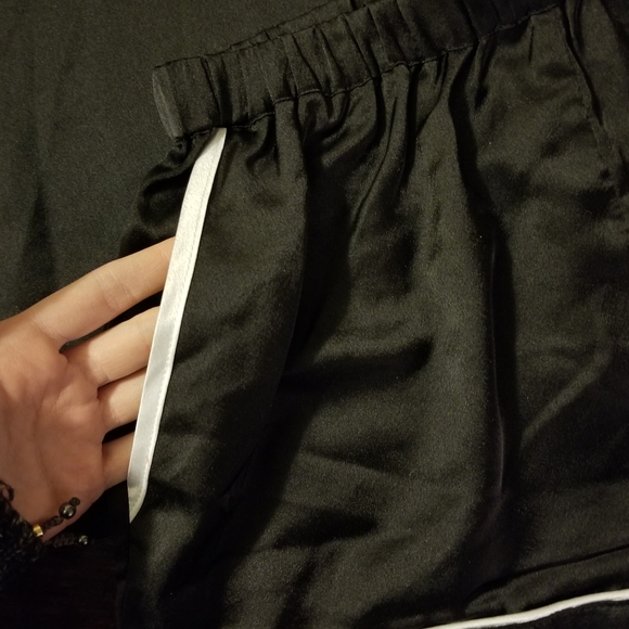 🔥 Lulus Beauty Sleep Black Satin Pj Set - Picture 5 of 12